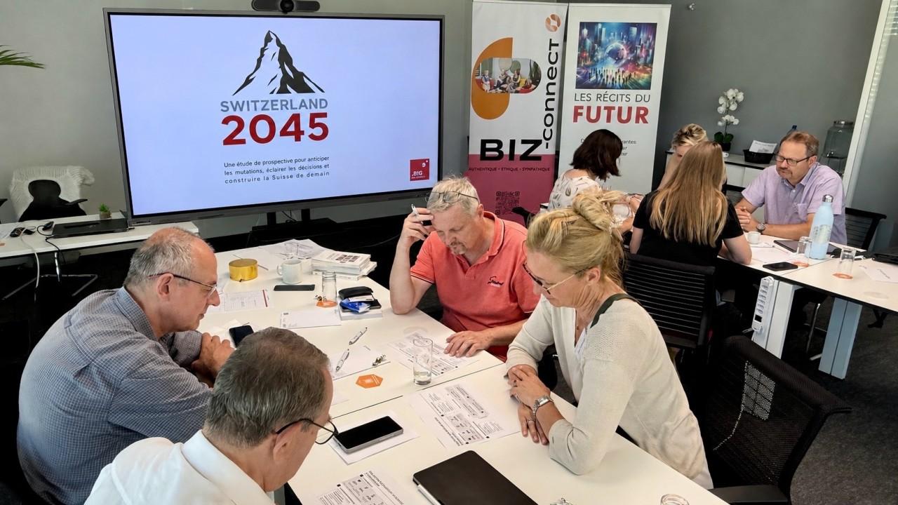Deux membres du BIZ-connect échangent lors d'une séance de réseautage professionnel à Rolle