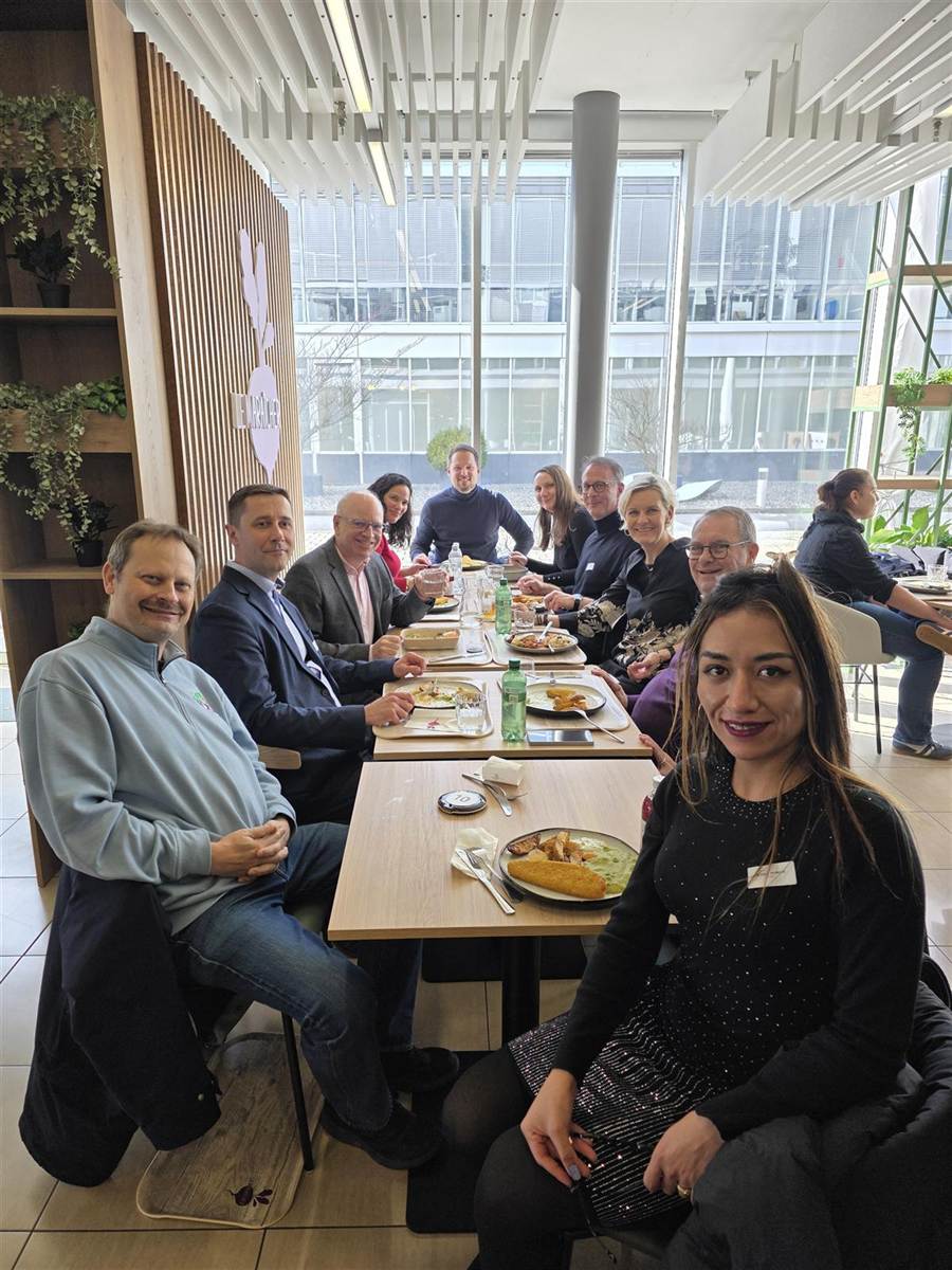 Des membres du BIZ-connect prolongent la matinée autour d'un repas au Maraîcher